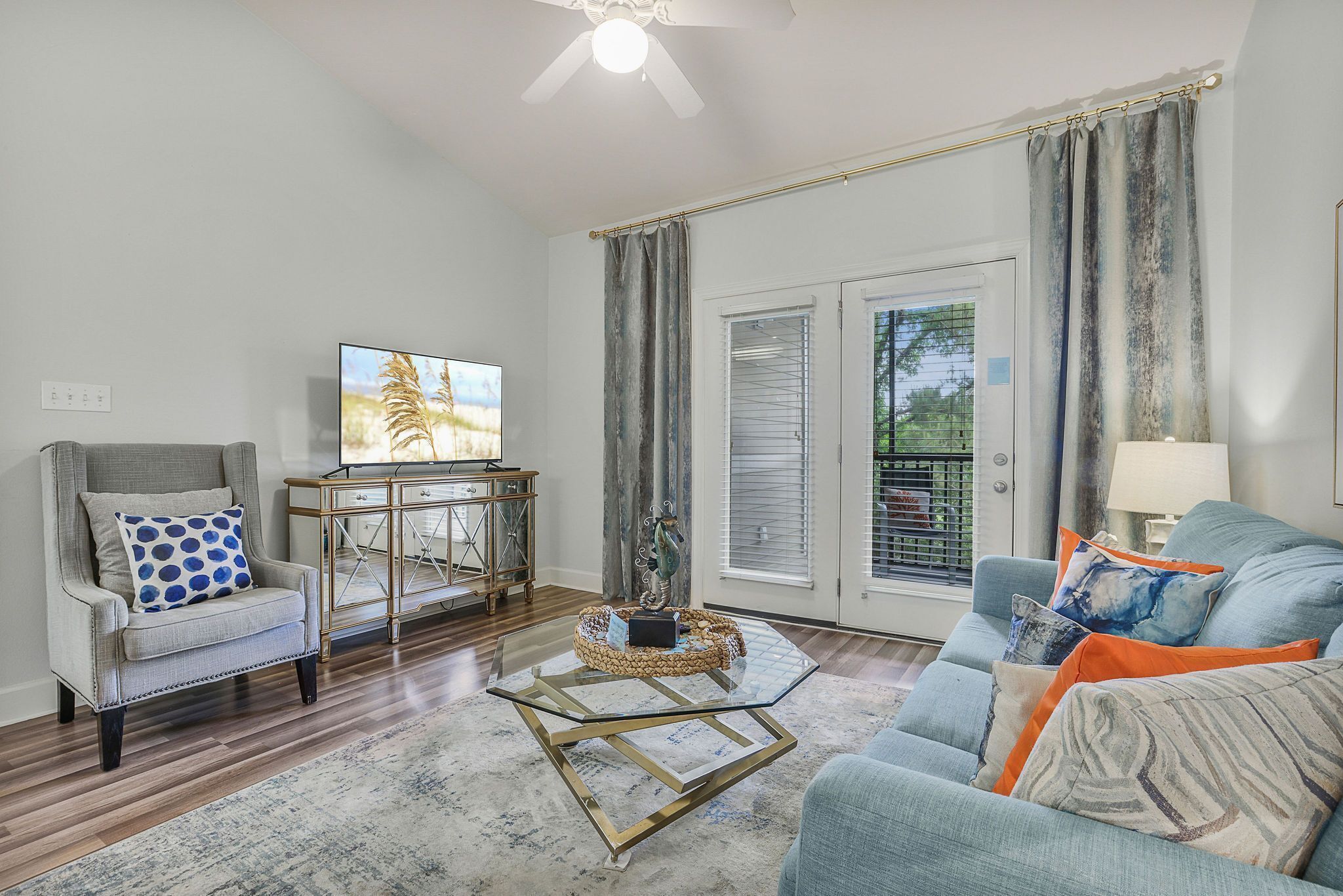 Een televisie en boeken