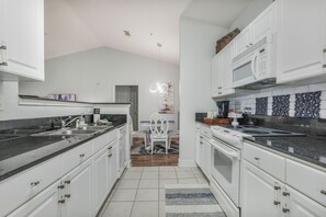 雪櫃、微波爐、焗爐、爐具