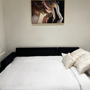 1 bedroom, desk, free WiFi, bed sheets