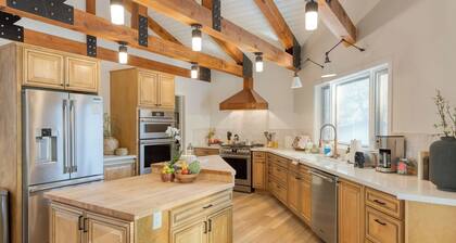 Hot Tub, Sauna & Red Rock Views Near Sedona Trails Sedona Serenity Retreat by Avantstay