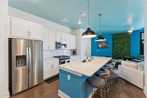 Fridge, oven, stovetop, dishwasher