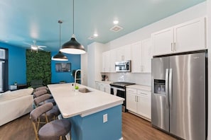 Fridge, oven, stovetop, dishwasher