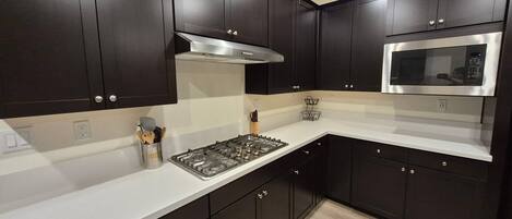 Mikrovågsugn, ugn, spishäll och diskmaskin