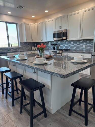 Spacious Home with Sunset Views, 4/3