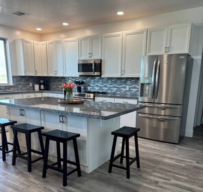 ثلاجة، ميكروويف، فرن، موقد طهي مسطح