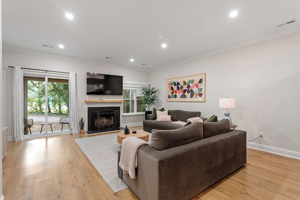 Smart TV, fireplace, books, music library