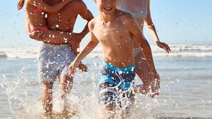 A family of four at the beach. - LEZ'ARLET PLAGE  (Les Anses-d'Arlets)