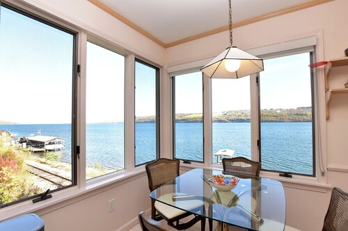 Lakefront home with hot tub, deck, dock, kayaks, spectacular views, wine trail.