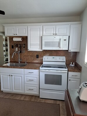 Fridge, microwave, oven, stovetop - Cozy one bedroom apartment minutes from the  Stock Yards and downtown Ft Worth! (Fort Worth)