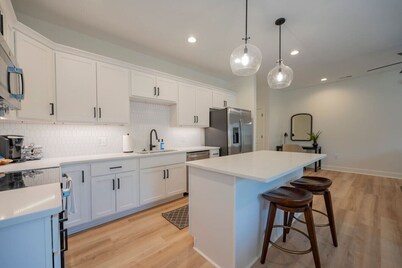 Brand-New 3BR Townhome | KING BED | Great Location