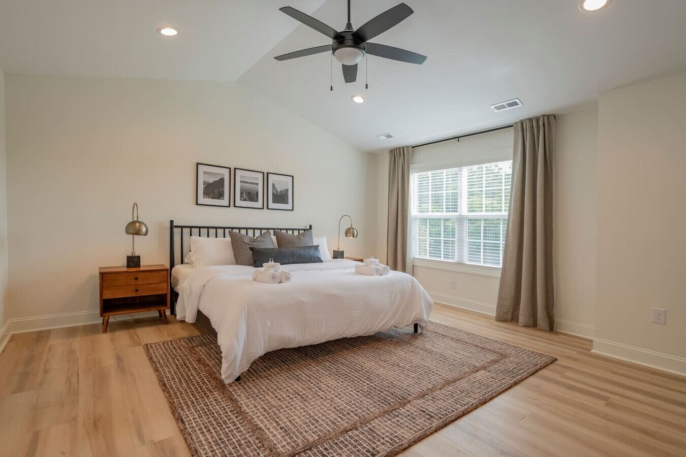 3 dormitoris, escriptori, planxa i posts de planxar i wifi 