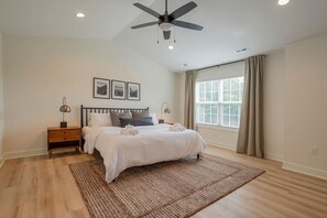 3 bedrooms, desk, iron/ironing board, WiFi - Brand-New 3BR Townhome | KING BED | Great Location (Lynchburg)