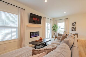 TV, fireplace - Brand-New 3BR Townhome | KING BED | Great Location (Lynchburg)