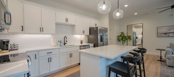 Stylish New Build | 3BR Townhouse | Master BDR TV!