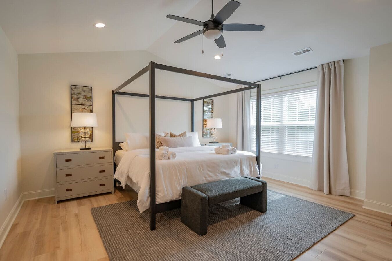 3 habitaciones, tabla de planchar con plancha, wifi y ropa de cama 