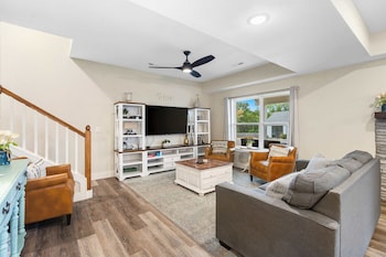 Pineapple Bungalow 14ppl