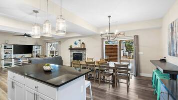 House, Multiple Beds, Hot Tub, Garden View (Pineapple Bungalow) | Dining