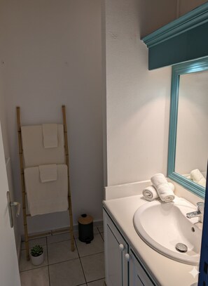 Sèche-cheveux, serviettes fournies, papier toilette