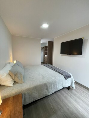 2 slaapkamers, een strijkplank/strijkijzer, internet, beddengoed