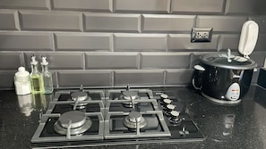 Microondas, horno, placa de cocina