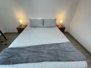 2 bedrooms, iron/ironing board, Internet, bed sheets