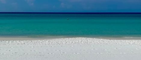 Nära stranden, solstolar och strandhanddukar