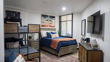 2 slaapkamers, een strijkplank/strijkijzer, internet, beddengoed