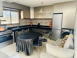 Fridge, oven, stovetop, coffee/tea maker