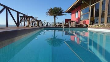 Ulkouima-allas, aurinkovarjoja, aurinkotuoleja