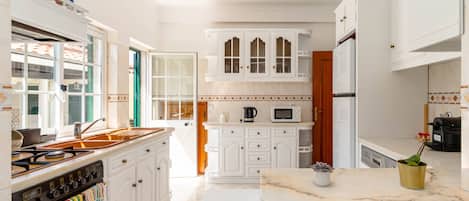 ثلاجة، ميكروويف، فرن، موقد طهي مسطح