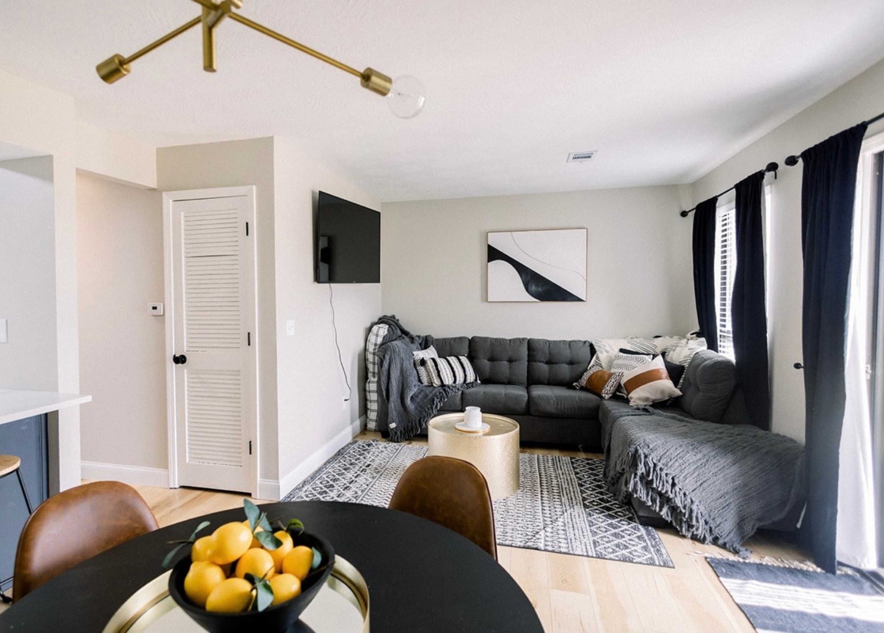 Lägenhet - 1 kingsize-säng med bäddsoffa - uteplats - utsikt mot golfbanan (Suite Dreams) | Vardagsrum | 42-tums platt-tv med digitalkanaler