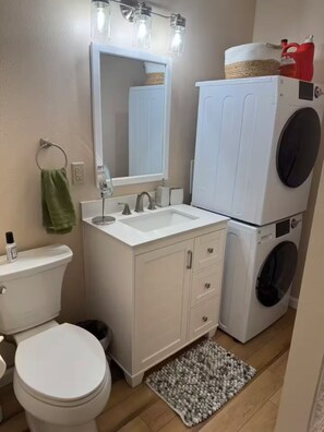 Shower, hair dryer, towels, soap - Pick “THE BEST” one bedroom! (Chico)