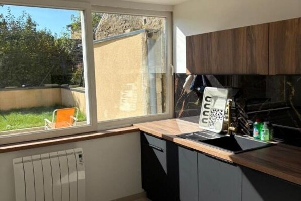 Wasserkocher mit Kaffee-/Teezubehör, Kühlschrank, Mikrowelle, Ofen