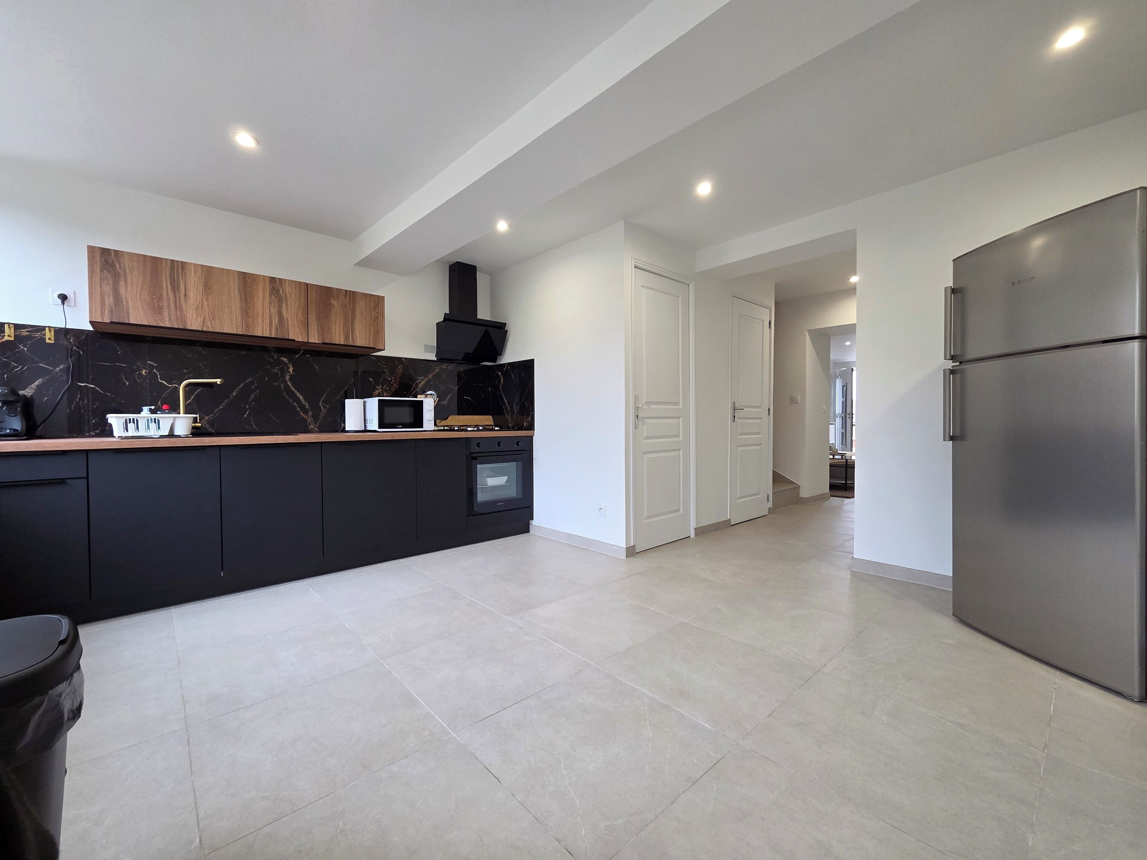 Réfrigérateur, micro-ondes, four, plaque de cuisson