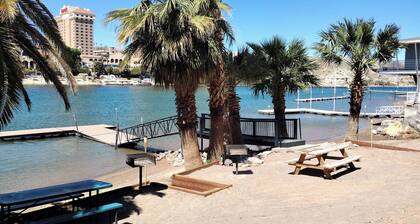 RIVERFRONT HIDEAWAY YOU CAN WALK RIGHT OUT TO THE BEACH!
