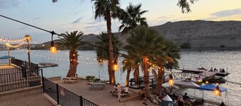 RIVERFRONT HIDEAWAY YOU CAN WALK RIGHT OUT TO THE BEACH!