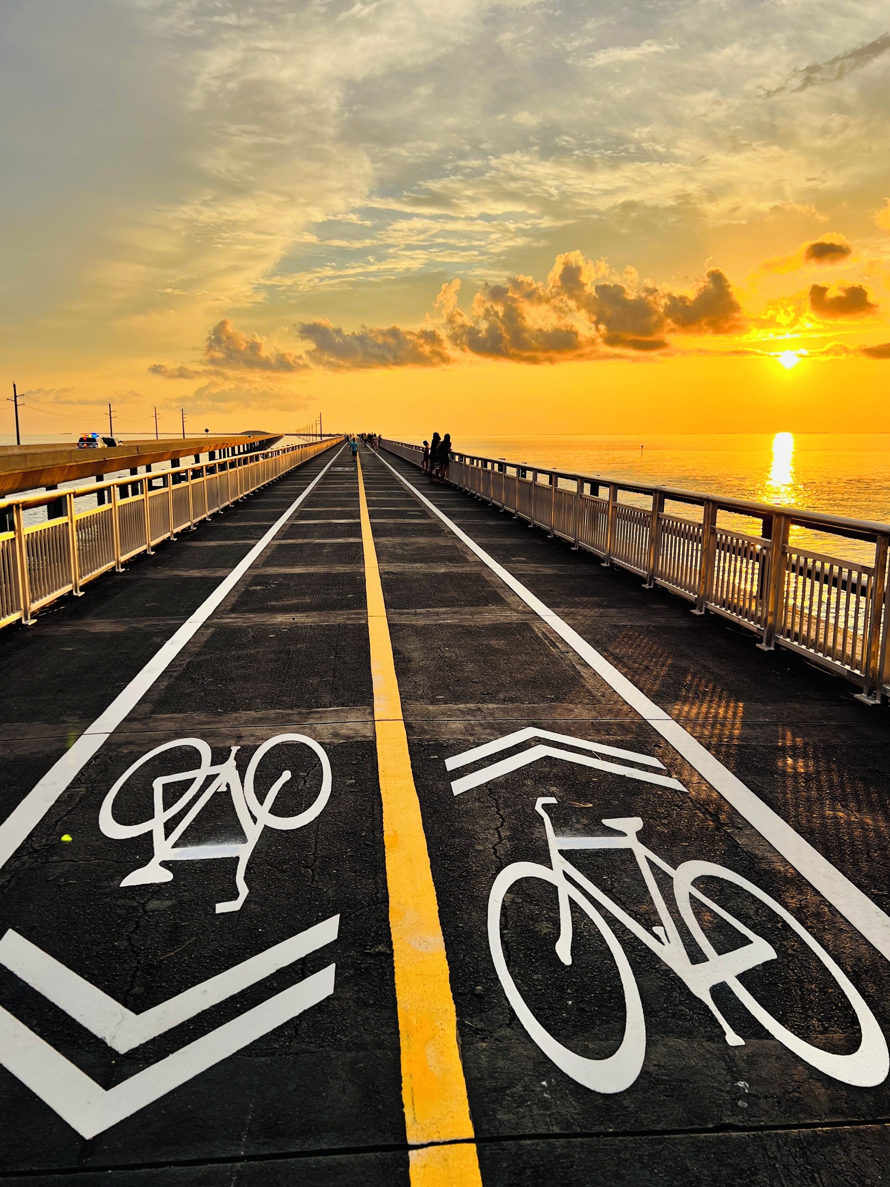 Eine Brücke mit Radwegen und Blick auf den Sonnenuntergang.