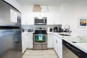 Microondas, horno, parrilla de estufa y lavavajillas 