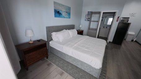 1 bedroom, iron/ironing board, WiFi, bed sheets. Charming 1-bedroom hotel in enchanting Marsh Harbour with AC