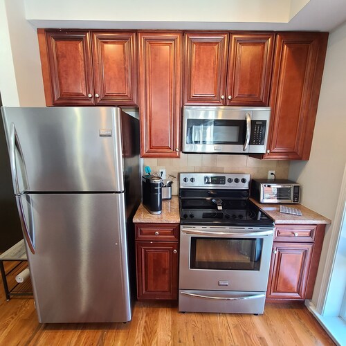 Charming One Bedroom Apartment w/ washer/dryer & short commute to NYC