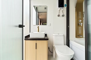 Suíte luxo, vista para a montanha | Banheiro | Sabonete, shampoo, papel higiênico