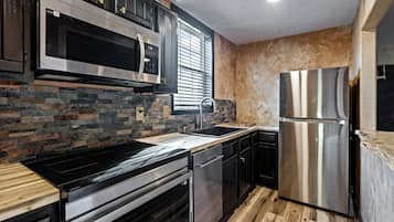 Cabin, 2 Bedrooms, Non Smoking, Mountain View | Private kitchen
