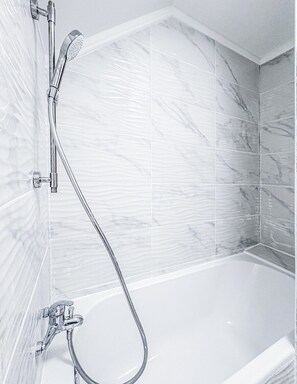 Shower - Balcon ensoleillé et confort moderne – T4 vue mer (Port-Louis)