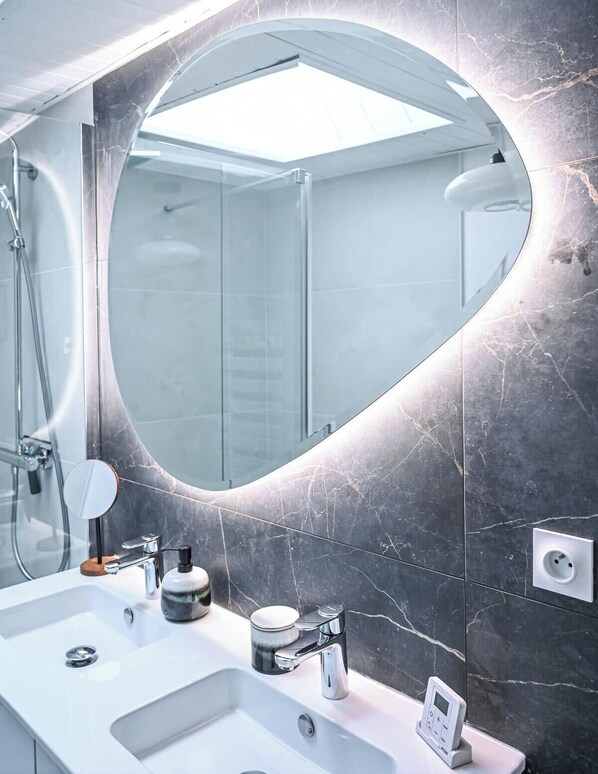 Douche, séchoir à cheveux