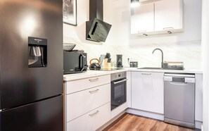 ثلاجة، ميكروويف، فرن، موقد طهي مسطح