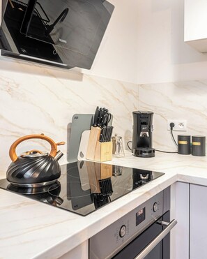 Réfrigérateur, micro-ondes, four, plaque de cuisson