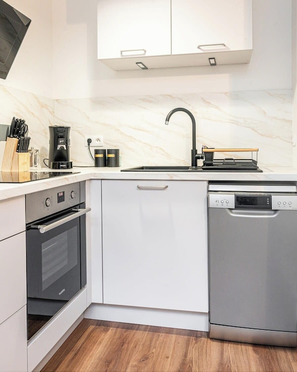 Fridge, microwave, oven, stovetop