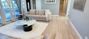 Schaumburg Modern 4BR Farmhouse w/ Private Master &  Sleeps 9. Families & groups