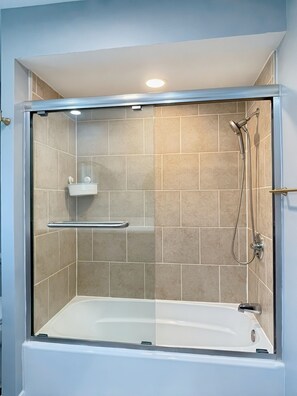 Douche, sèche-cheveux, serviettes fournies, savon