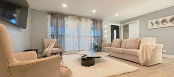 Schaumburg Modern 4BR Farmhouse w/ Private Master & Sleeps 9. Families & groups
